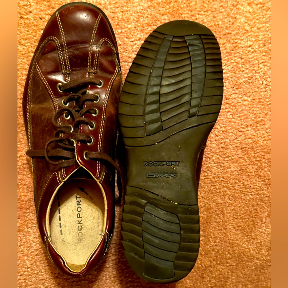 Mens laced shoe